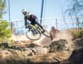 Propain Rage AL: Fischi brings the Propain up to cruising speed. "At high speed, you can feel the final progression of the shock!" says Fischbach. At full throttle, the Propain distributes kicks.