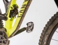 Canyon Sender 6: Easy to handle: The cables of the Sender 6 are routed under a plastic rail on the down tube. This looks tidy, protects the down tube from stones and is easy to maintain.