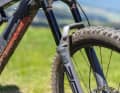 Rockshox ZEB Ultimate: The ZEB has an angular armoured look. The steel grey bridge ensures extreme torsional rigidity.
