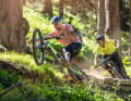 Schnell in Kurven schießen, noch schneller wieder raus – das sollen Trailbikes können. Wie hier auf dem Natur-Trail Supernatural in Serfaus-Fiss-Ladis.