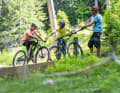 Practical test - this is how we test: Four testers rode the bikes on the Supernatural singletrail descent in the Serfaus-Fiss-Ladis bike park with tight bends, off-road jumps and berms. We tested how many enduro genes are in the trail bikes on the angry downhill track Hill Bill with roots, steps and drops. On the undulating trails along the Isar, the bike genre had to show what it was actually designed for: lively trail surfing, lightning-fast acceleration, gimmicks and jibbing.