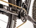 Cannondale Habit Carbon 2: Bling Bling: Am schwarzen Kohlefaserrahmen stechen schicke Gold-Details ins Auge. Die Ketten­strebe ist schön kurz (433 mm) – ideal für Manual-
Einlagen. Der Super-Deluxe-Select-Dämpfer mit Ausgleichsbehälter sorgt im Downhill für Ruhe.