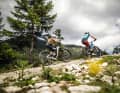 Das Woom kann mit seiner guten Reichhöhe mit Erwachsenen-E-MTBs mithalten.