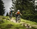 With its long wheelbase and flat steering angle, the Ben-E-Bike is equipped for fast downhill sections. The Woom Up6 impresses with its manoeuvrable geometry and finely responsive fork.