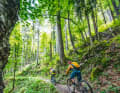 Mag an den Seen im Tal sommerlicher Trubel herrschen, rollt man abseits der touristischen Hotspots nicht selten fast alleine dahin.