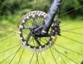 Cannondale Moterra Neo 2: Können nicht groß genug sein – die Rotoren der Scheibenbremse. Cannondale verbaut als einziger Hersteller in diesem Testfeld 220er-Discs. Das sollte Schule machen.