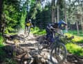 Laut unserer Leserumfrage liegen Enduros bis 4000 Euro am höchsten in Eurer Gunst. Daher haben wir sechs Modelle in dieser Preisklasse bestellt und verglichen. Welcher Hersteller liefert das beste Bike für einen fairen Preis? Ihr erfahrt es hier.