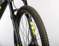 The tyres have a major influence on the riding characteristics. A narrow tyre with a fine tread, as here on the Merida, significantly restricts off-road capability. The 29er wheel size, on the other hand, suits the bike well.