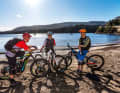 Ideales Herbst- und Frühjahrsziel: Während sich in den Alpen schon der Schnee türmt, verwöhnte Elba die EMTB-Crew im November noch mit 20 Grad. Dominik, Sabrina und Kay bei einem Schwätzchen am Strand von Porto Azzurro.