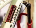 The cables run in special guides inside the frame. They can also be easily replaced by removing the battery, as most of the frame is then open in front of you.