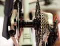 Unobtrusive. If you want, you can also fit a kickstand to the No-Pogo E, which is available as an accessory. Without the kickstand, however, the two screw threads are hardly noticeable.