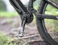 Nox Helium 5.9 All Mountain | Slim! The bottom bracket area on the Fazua is elegantly narrow, as there is only a small gearbox in the frame that transmits the power from the motor to the crank. The motor is located in the down tube and can be removed along with the battery.