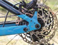Der Geschwindigkeitssensor sitzt bei Scott schick und geschützt im Ausfallende integriert. Das ist leider auch 2020 noch nicht bei allen E-MTB-Modellen Standard.
