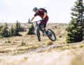The Wu is the name of the latest trail creation on the Hochwechsel, panorama included. Trail designer Philipp Wiedhofer makes the flight over the waves look casual, although such playful interludes are not exactly the strength of the rather sluggish Bulls E-Stream Evo.