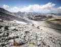 Almost unreal: a wild and seemingly endless gravel landscape surrounds Piz Umbrail. And in the middle of it all is this trail. At the start, it is rough and bumpy. Andi Wittmann and Fadri Cazin carefully feel their way through the intro.