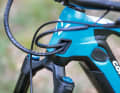 Conway Xyron 527: Clean solution: cables and wires are enclosed in plastic housing and disappear elegantly into the head tube.