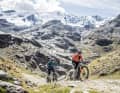 Does the front wheel stay on the ground? How does the rear suspension work? A direct comparison shows who has the best climbing ability. The Cubes Stereo Hybrid 140 climbs very easily.