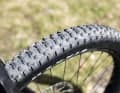 Focus Jam² 6.7 Plus: Minimalistisch: Der Maxxis Rekon hat ein sehr zahmes Profil. Auf harten Böden rollt er dadurch sehr leise, im Gelände oder bei Nässe kommt er zu früh an seine Grenzen.