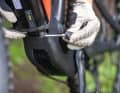 PLUS: E-Enduros are sports equipment. From our point of view, you don't need a key to secure the battery. You'll just forget it anyway and end up standing helplessly in the terrain when changing it. With Merida, YT and Giant, the battery can be changed with an Allen key (integrated on the Merida), and on the Rotwild it can be done at the touch of a button without a tool. Elegant and good.