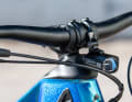 Die Lampe von Lezyne ist nun Serie an allen Modellen und wird direkt aus dem Akku mit Strom versorgt. An- und Abschalten lässt sich das Licht aber nur mit ein wenig Gefummel über das Menü.