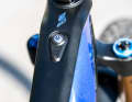 The ON button is easily accessible on the top tube. Fox's new 38 in the high-quality Grip2 version is at work at the front.