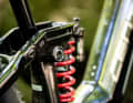 The maximum rear suspension travel is 135 millimetres, the steel spring damper in the two more expensive models skilfully manages the stroke.