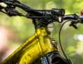 The front light from Lezyne is standard on all models and is powered directly from the battery. There is a small battery-powered rear light at the back. Thanks to a separate light switch on the handlebars, you don't have to go to the trouble of activating the lights in the menu.