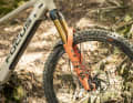 Genau für solche Bikes wurde die Fox 38 entwickelt! Viel Federweg, 29 Zoll: Hier helfen die dicken Standrohre, das Bike im ruppigen Gelände auf Kurs zu halten.