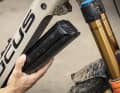 The battery cover is firmly screwed to the energy carrier. The 625 power tube can be removed quickly and easily with a spanner.