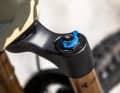 Die Fox 38 stammt aus der hochwertigen Factory-Serie. Auf die Top-Dämpfung Grip2 verzichtet Haibike aber und setzt auf die etwas günstigere Fit4-Kartusche, die eine etwas simplere Einstelllogik besitzt.