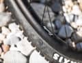 High quality: stylish system wheels from Syntace with wide and robust aluminium rims (front 30 mm, rear 35 mm).