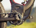 Am Motor sitzt ein 32er Kettenblatt aus Stahl. Am anderen Ende der Kette dreht sich eine 10-42 er 11-fach Kassette. Die Aluminium Motoraufnahme im Rahmen ist das größte Schmiedeteil das Specialized je entwickelt hat.