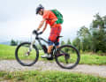BILD 1: Pedal-Management ist das A und O beim Uphill. Denn, wenn man aufhört zu treten, ist die Unterstützung weg. Um sicher technische Passagen zu meistern, ist es wichtig herauszufinden, welcher Fuß vorne und welcher hinten steht. Adäquat zum Rechts/Linkshänder oder zu Sportarten wie Skate- oder Snowboard-Fahren (Regular/Goofy) hat jeder seine Schokoladenseite. Trialer sprechen auch vom "guten" oder "schlechten" Fuß. Der "gute" Fuß steht vorne. Sie können Ihre Schokoladenseite beim Bergabfahren oder auch schon beim Rollen in der Ebene feststellen (Bild 1).