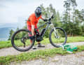 BILD 2: Ebenfalls wichtig für das Pedal-Management ist die richtige Gangwahl. Dieser Kompromiss liegt irgendwo im mittleren Übersetzungsbereich. Auch folgende Faustregel kommt aus dem Trial-Bereich: Ein guter Gang zum Üben ist eine Übersetzung, bei der man mit einer halben Pedalumdrehung etwa eine Radlänge zurücklegt. Ein Fixpunkt am Boden (Rucksack) hilft beim Austesten (Bild 2 und 3).