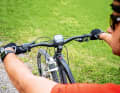 The correct cockpit setting is particularly important on an E-MTB, because in addition to the brakes, gears and dropper post, there is another important element: the support level switch. Set it so that you can reach it with your thumb without taking your hand off the grip. Nevertheless, the position of the brake lever is of course even more important than the support switch. This should of course remain in the usual position.