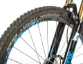 Auch bei den Reifen fällt der Unterschied enorm aus: Der Magic Mary am Enduro bietet viel mehr Grip und Seitenführung als…