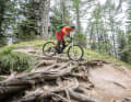Mit der nächsten halben Pedalumdrehung beginnt man den Move. Schalten Sie dazu am besten in den Turbo-Modus und vergewissern Sie sich, dass der passende Gang eingelegt ist. Bringen Sie nun den Oberkörper nach vorne und winkeln Sie die Arme an. Nach einer halben Pedalumdrehung ist dann der "gute" Fuß wieder vorne (Bild 2).