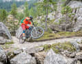 ... Foto 3 sieht man nun gut, wie mit der nächsten halben Pedalumdrehung das Vorderrad angelupft wird und das Bike mit angelupftem Vorderrad ins Kurveninnere gedrückt wird. In dem Moment, wo das Vorderrad in der Luft ist, hat man maximale Traktion am Hinterrad. Währenddessen verlagert sich der Körperschwerpunkt schon wieder von hinten Richtung Mitte/vorne des Bikes.