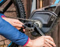 3 Now turn the lever until the pedal is released from the axle.
   