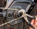 4. Um das Ritzel zu entfernen, müssen Sie den Sicherungsring lösen. Dazu benötigen Sie ein Spezialwerkzeug, den sogenannten Spider*, speziell für den entsprechenden Bosch-Motor. Drehen Sie diesen mit Zange oder Schlüssel im Uhrzeigersinn auf (Linksgewinde!).
   