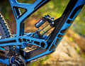 Im "Pro"-Modell für 3999 Euro steckt der Luftdämpfer "DH Void" von BOS. Er lässt das Heck sehr sensibel ansprechen. Das Unterrohr ist durch Kunststoff geschützt, wenn in der Downhill-Hatz die Brocken fliegen.
