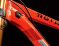 Rotwild - Everything on the outside: Anyone who has ever tried to thread brake lines through dark tubes will love the cable routing of the Rotwild.