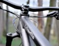 Liteville 601: On the MK4, all cables are routed completely internally, protected against rattling with foam and easily accessible via a port in the down tube.