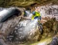 Steil und gruselig: In der stillgelegten Blei-Mine Mežica zackt der Black-Hole-Trail 150 Meter in die Tiefe. Wer diesen Trail will, braucht Mut, Können und eine zuverlässige Lampe.