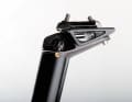 Thanks to the rigid 33-millimetre seat tube, the Eightpins does not tilt even when fully extended and with a generous setback at the clamping head. The mechanism located under the front bolt allows the saddle height to be adjusted from the outside.