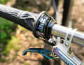 Das Falkenjagd-Testbike kam mit einer ungünstigen Schalt-/Bremsgriff-Kombi: Die neue Version der Direttissima-Hebel kollidiert mit dem Drehgriff-Schalter.