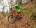 Stop: If possible, bring the front wheel to a halt on a surface with good grip. Apply the front brake in a controlled manner and move your body dynamically upwards, forwards. To do this, stretch your legs and arms gently. Initiate the hip swing at the same moment. | WRONG: - Too little upward momentum;

 - Front wheel stopped in an unstable position