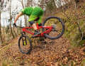 Pivot: The tail comes up at an angle. Caution: Legs and arms are bent. The rear swings round until the rear wheel is in the desired position and you can continue riding. Stefan raises the rear wheel for the photo. This scores style points, but is not necessary.