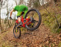 Keep swivelling: As soon as the rear hovers over the desired position, you can release the front brake. Result: The tail lowers. Once again: The impulse of the hip swing and the gaze that guides the entire movement are important during the entire pivoting process! | WRONG: Coordination. The only thing that helps is to practise, practise, practise!