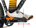 5 Längsposition: In der Praxis kann es vorkommen, dass sich die anfangs ermittelte Längsposition nicht richtig anfühlt oder sogar Schmerzen verursacht. Versetzt man die Cleats weiter nach hinten, wird die Wade entlastet und man steht sicherer auf dem Pedal. CC-Fahrer werden die Cleats eher weiter Richtung Ballen positionieren, um effektiver treten zu können.